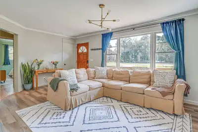 Image de Deck & Spacious Yard! Wilmington Gem on Half-Acre