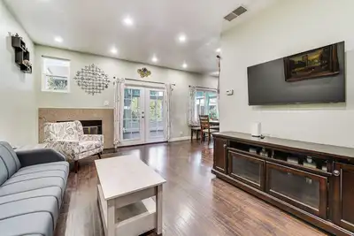 Image de Near Tech HQs & World Cup: Commuter’s Fremont Hub