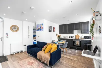 Central Brighton Cosy Long Stay Steps from Beach