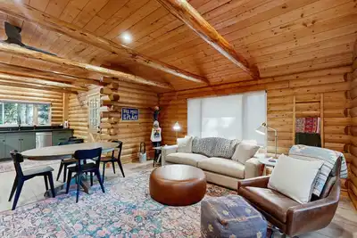 Image de Forest cabin with large deck in private setting - close to beaches and town