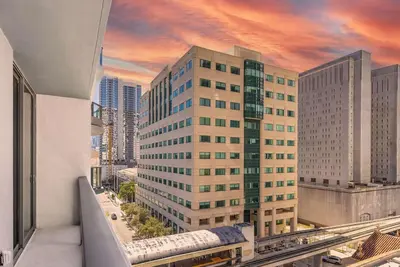 Image de Modern Downtown Hideaway | Balcony | 1br