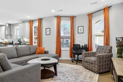 Image de New! Lux 3br w/ 400 Mbps Wifi | Roku Tv & Games!