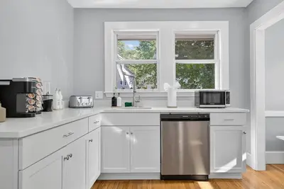 Image de Vintage 5br apt | Roku Hdtv | Sleeps 12