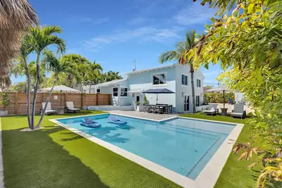 Image de Manatee Cove #boatdock, #locationenvy, #pool, #TikiHut