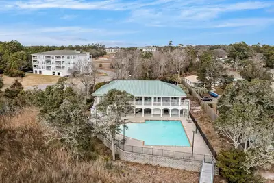 Image de Relax  in this spacious serene end unit Condo. Pool and dock with club house.