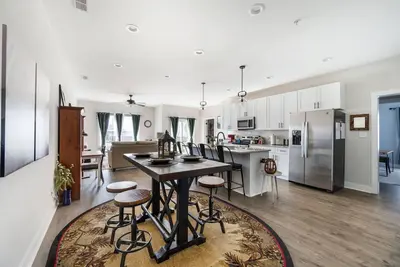 Image de Beautiful 2br Condo | *2king Beds* | Private Patio