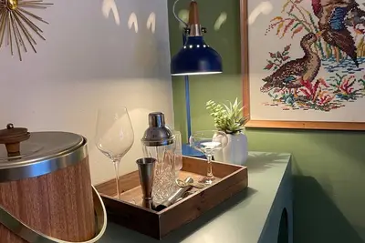 Image de Old Soul Meets New Shine. Modern Comfort in This Restored Hayward Cottage