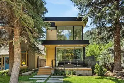 Image de Spacious 4-bedroom house in gorgeous Aspen with fitness and entertainment room.