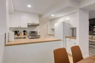 Image de \"Dusk2. 0\" 3 Bdrm Lower Suite in Tuxedo Park!