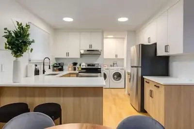 Image de \"Sundara\"- 2 suites in 1! [6 Bdrms, close to Dt! ]