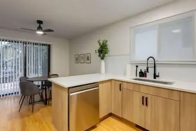 Image de \"Amber and Pine\" 1 King 2 Queen Beds close to Dt!