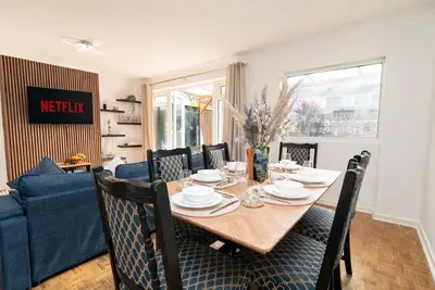 Image de Spacious 3br Home | Parking | Near Sandbanks Beach