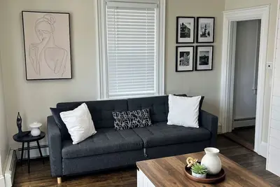 Image de 2br. Free Parking. 30 Min from Gillette Stadium. 7 Min to Federal Hill