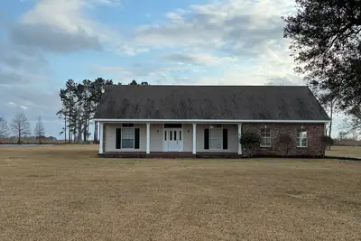 Image de House on Driftwood Hill. 2b/2b on 10 acres with pond.