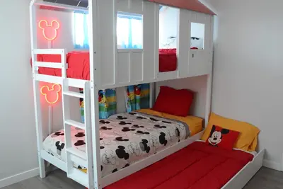 Image de Disney-Themed Home w Bunk Beds • 7 Min to Disneyland • Sleeps 10 • No Extra Fee