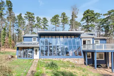 Image de Unique Durham Cabin with Hot tub and close to Duke