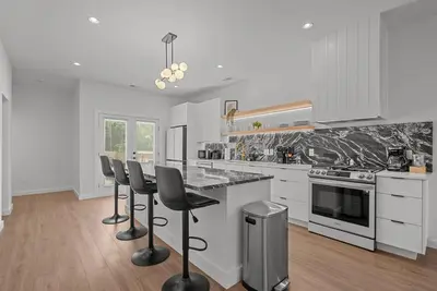 Image de New Home in Heart of Cargo District