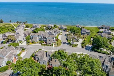 Image de Blue Tide Retreat Steps from Private Beach