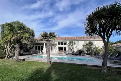 Image de Villa contemporaine, 7ch, 12/14 pers, piscine, jardin, 600 m océan