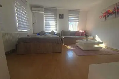 Image de Serene 1-bedroom and living room with 1 double bed apartment with free parking