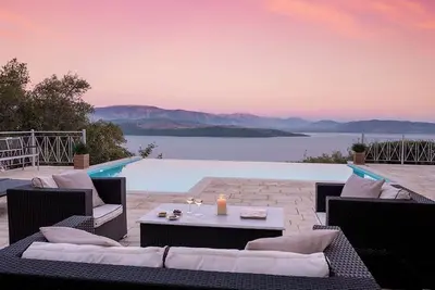 Image de Omolos House with sea views and solar heated pool