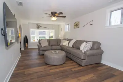 Image de Gasconade Villa is a welcoming three bedroom retreat located near the beautiful Gasconade River in Dixon, Missouri. With one king bed, one queen bed, and four twin beds, this home comfortably accommodates families and groups.