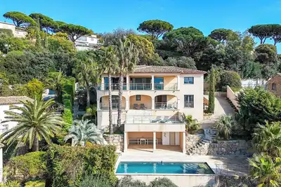 Image de Superbe propriété offrant une vue mer imprenable et un intérieur haut de gamme