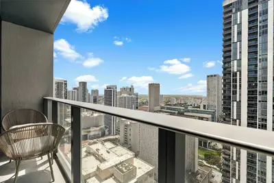 Image de Prime Downtown Condo with City Views