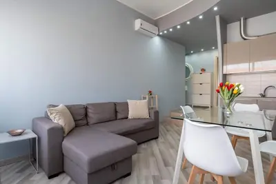 Image de GuestHost - A bright 46 sqm apartment, perfect for four people, located on the seventh floor of a building with an elevator (not wheelchair accessible). The property is located in the heart of Catania, just steps from the Stesicoro metro station, in a wel