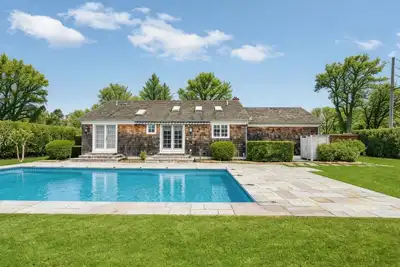 Image de Charming Southampton Village Retreat, Private Pool, Perfect for Friends and. . .