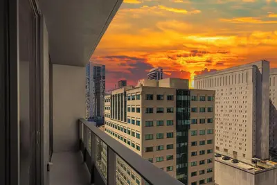 Image de Rooftop Sunsets in Modern 1br in Downtown