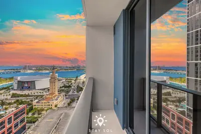 Image de Floor-to-Ceiling Light Chic Miami Studio