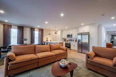 Image de Renovated Spacious Home Near Downtown, Sleeps 10