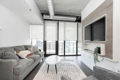 Image de Breathtaking 18th Floor Condo | 2 Bed | 1 Bath |