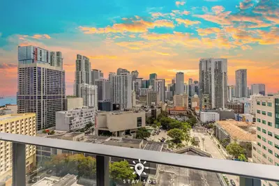 Image de Designer Downtown Retreat | Balcony | 2br