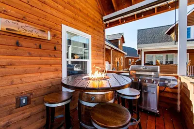 Image de Sweet 16 - Dover Bay Bungalow w/ Hot Tub + E-Bikes