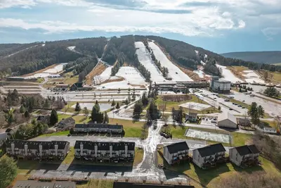 Image de “Happy Place” Walk to Wisp, Hot Tub, Lake Access