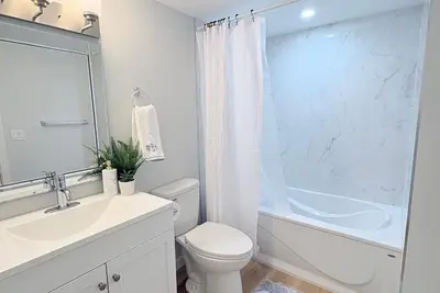 Image de Brand new spacious 2-bedroom walkout basement suite - Sunshine Oasis