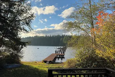 Image de Cozy Lakefront Cabin \"Swallows Nest\"