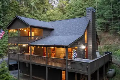 Image de Summer Family Fun in Luxury Cozy Cabin with Hot Tub, Fire Pit, Game Room