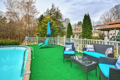Image de Hot Tub, Home Gym, Decks! Retreat 9 Mi to Mt Airy