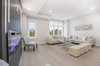 Image de Newly Built 6 Bedroom Luxury Home With Elevator