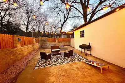 Image de 3-bedroom house in charming Austin with private outdoor patio area
