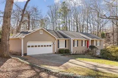 Image de Designer Marietta Home with Hotel-Quality Feel