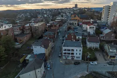 Image de Off Granview, Mount Washington, Pittsburgh with view of Mon River and driveway.