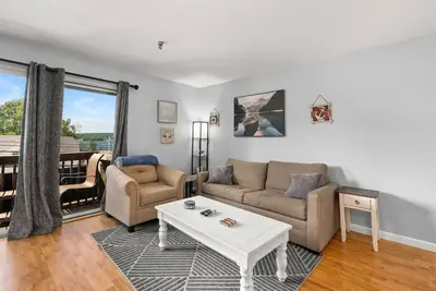 Image de Lake Views, pool, close to concerts & everything!