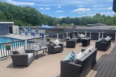 Image de 2 Brm/2 bath, Lake Views, Pool w/grills, concerts