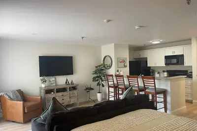 Image de Studio, concerts, pool, close to everything!