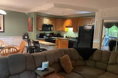 Image de Pool, Restaurants, concerts, close to everything!