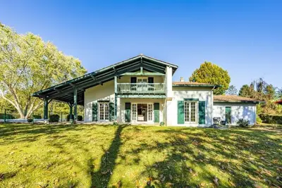 Image de La Villa Berhartia - Piscine et vue montagne